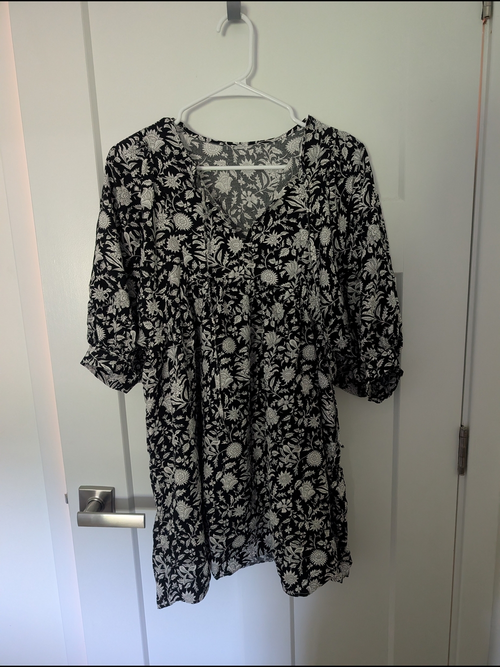 Source Unknown Black and White Floral V-Neck Mini Dress